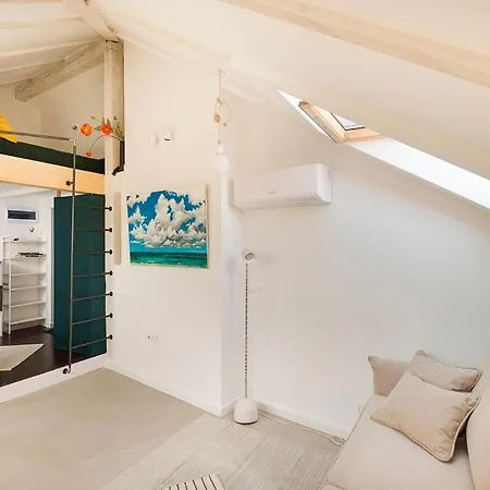 Cute Little Attic Loft In The Heart Of Apartment *